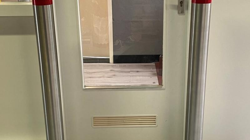 Bescherming kantoor binnendeur met RVS mantel